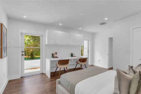 House in Coral Gables, Florida 4 bedrooms, 250.65 sq.m. № 2385531 - photo 23