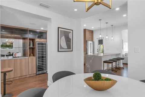 House in Coral Gables, Florida 4 bedrooms, 250.65 sq.m. № 2385531 - photo 14