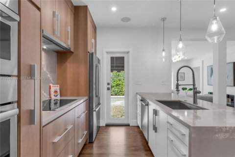 House in Coral Gables, Florida 4 bedrooms, 250.65 sq.m. № 2385531 - photo 11