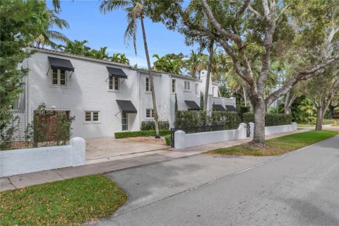House in Coral Gables, Florida 4 bedrooms, 250.65 sq.m. № 2385531 - photo 2