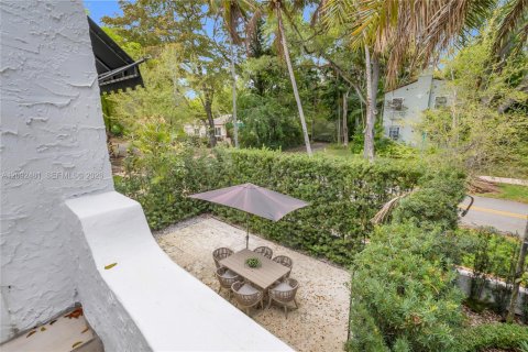 House in Coral Gables, Florida 4 bedrooms, 250.65 sq.m. № 2385531 - photo 25