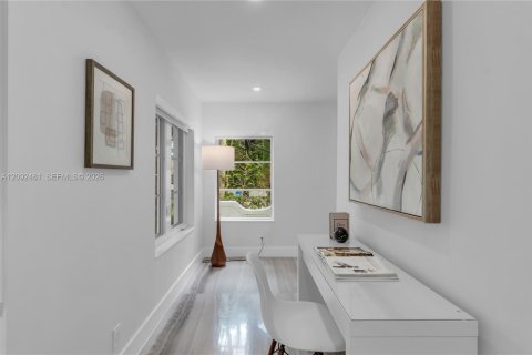 House in Coral Gables, Florida 4 bedrooms, 250.65 sq.m. № 2385531 - photo 9