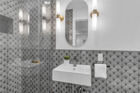 House in Coral Gables, Florida 4 bedrooms, 250.65 sq.m. № 2385531 - photo 17