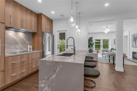 House in Coral Gables, Florida 4 bedrooms, 250.65 sq.m. № 2385531 - photo 19
