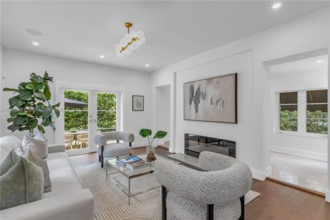 House in Coral Gables, Florida 4 bedrooms, 250.65 sq.m. № 2385531 - photo 5