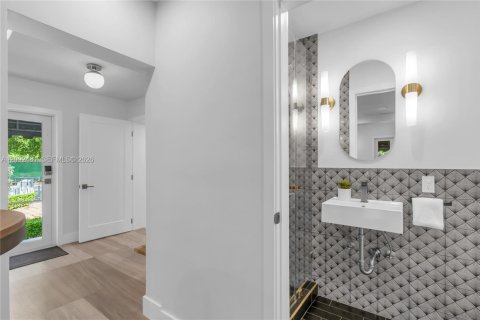 House in Coral Gables, Florida 4 bedrooms, 250.65 sq.m. № 2385531 - photo 18