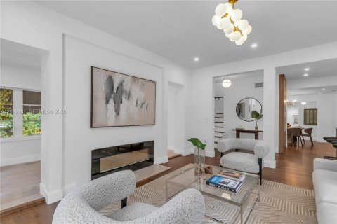 House in Coral Gables, Florida 4 bedrooms, 250.65 sq.m. № 2385531 - photo 7