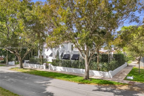 House in Coral Gables, Florida 4 bedrooms, 250.65 sq.m. № 2385531 - photo 3