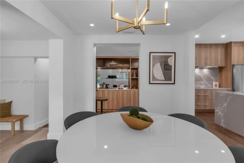 House in Coral Gables, Florida 4 bedrooms, 250.65 sq.m. № 2385531 - photo 15