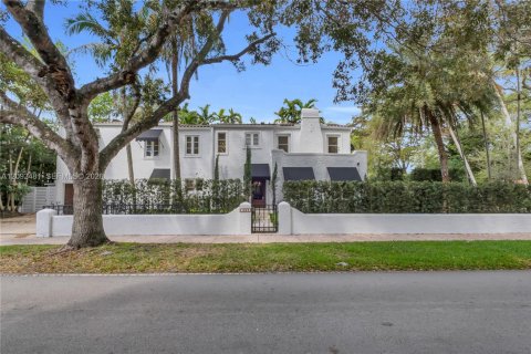 House in Coral Gables, Florida 4 bedrooms, 250.65 sq.m. № 2385531