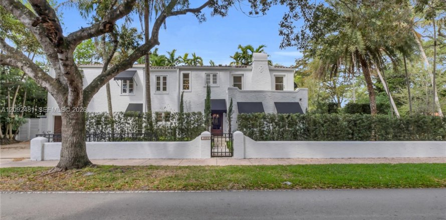 House in Coral Gables, Florida 4 bedrooms, 250.65 sq.m. № 2385531