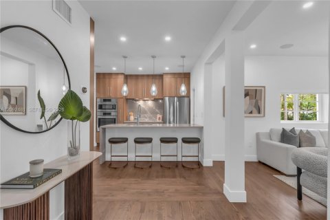 House in Coral Gables, Florida 4 bedrooms, 250.65 sq.m. № 2385531 - photo 6