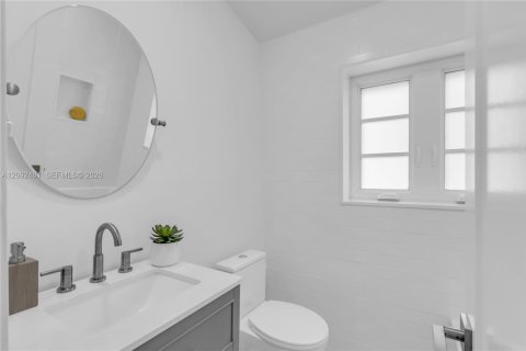 House in Coral Gables, Florida 4 bedrooms, 250.65 sq.m. № 2385531 - photo 26
