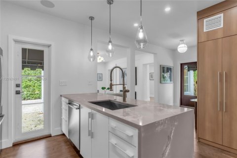 House in Coral Gables, Florida 4 bedrooms, 250.65 sq.m. № 2385531 - photo 10