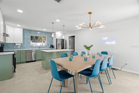 House in Clearwater, Florida 4 bedrooms, 145.76 sq.m. № 1769161 - photo 9