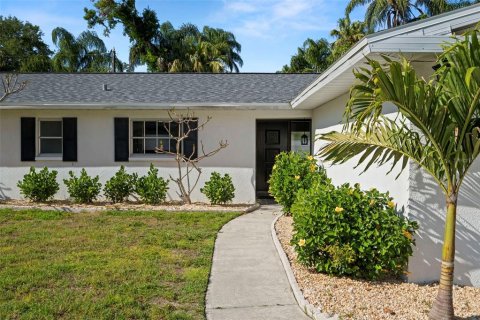 House in Clearwater, Florida 4 bedrooms, 145.76 sq.m. № 1769161 - photo 2
