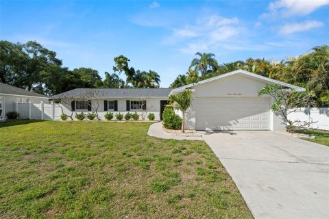 House in Clearwater, Florida 4 bedrooms, 145.76 sq.m. № 1769161 - photo 1