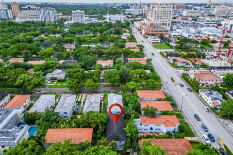 Снять в аренду квартиру в Корал-Гейблс, Флорида 1 спальня, 111.48м2, № 1971550 - фото 1