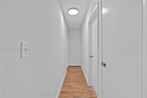 Снять в аренду квартиру в Корал-Гейблс, Флорида 1 спальня, 111.48м2, № 1971550 - фото 9