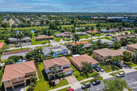 House in Miami Gardens, Florida 5 bedrooms, 277.13 sq.m. № 2009199 - photo 2
