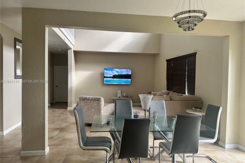 House in Miami Gardens, Florida 5 bedrooms, 277.13 sq.m. № 2009199 - photo 6