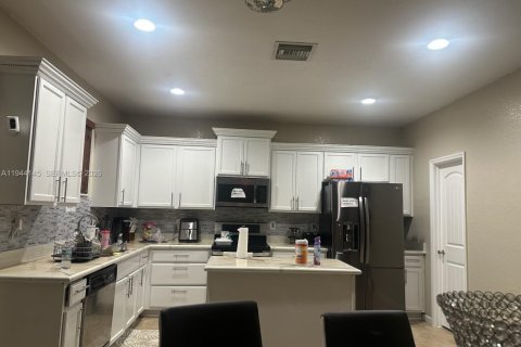 House in Miami Gardens, Florida 5 bedrooms, 277.13 sq.m. № 2009199 - photo 7