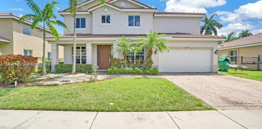 House in Miami Gardens, Florida 5 bedrooms, 277.13 sq.m. № 2009199