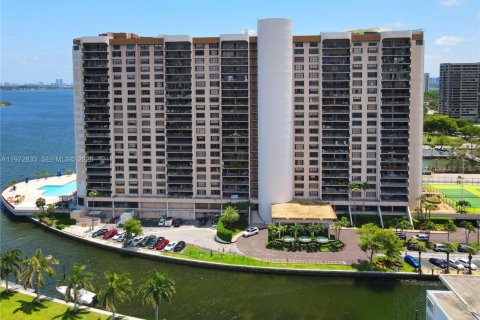 Кондоминиум с 2 спальнями в Майами, Флорида № 2051394