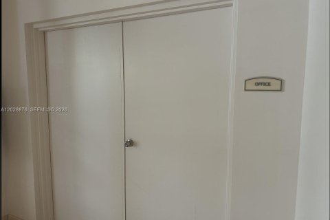 Купить коммерческую недвижимость в Майами, Флорида № 2271003 - фото 12