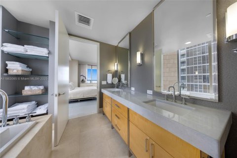 Condo in Bal Harbour, Florida, 2 bedrooms  № 1895758 - photo 19