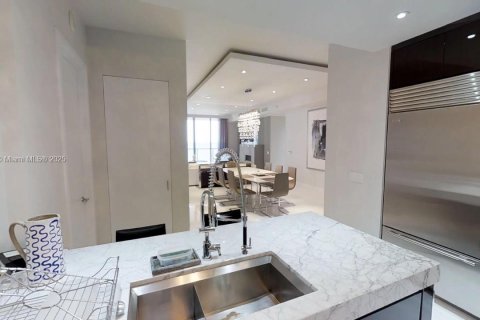 Condo in Bal Harbour, Florida, 2 bedrooms  № 1895758 - photo 12