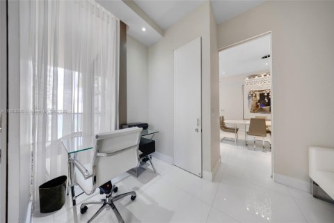 Condo in Bal Harbour, Florida, 2 bedrooms  № 1895758 - photo 26