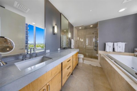 Condo in Bal Harbour, Florida, 2 bedrooms  № 1895758 - photo 24