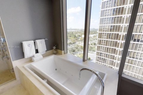 Condo in Bal Harbour, Florida, 2 bedrooms  № 1895758 - photo 8