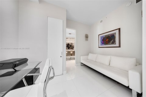 Condo in Bal Harbour, Florida, 2 bedrooms  № 1895758 - photo 25