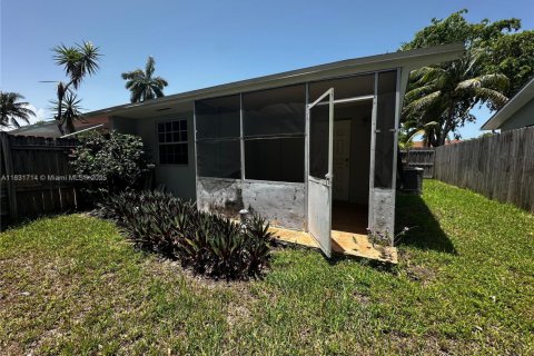 Propiedad comercial en venta en Cutler Bay, Florida, 207.92 m2 № 1809629 - foto 8