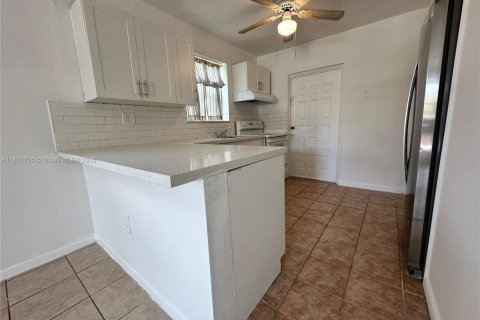 Propiedad comercial en venta en Cutler Bay, Florida, 207.92 m2 № 1809629 - foto 4