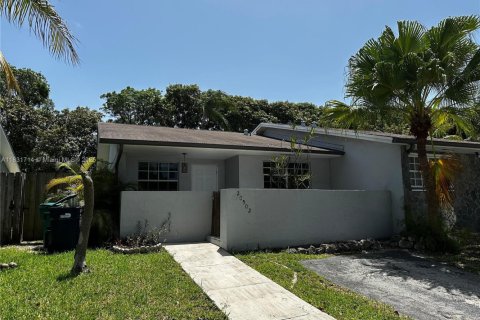 Propiedad comercial en venta en Cutler Bay, Florida, 207.92 m2 № 1809629 - foto 2