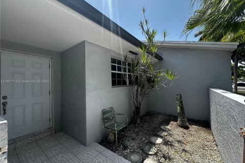 Propiedad comercial en venta en Cutler Bay, Florida, 207.92 m2 № 1809629 - foto 15