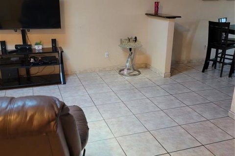 Propiedad comercial en venta en Kissimmee, Florida, 177.26 m2 № 1793214 - foto 7