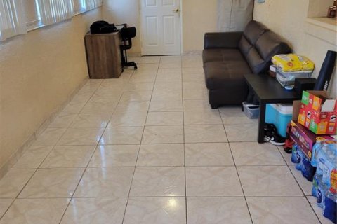 Propiedad comercial en venta en Kissimmee, Florida, 177.26 m2 № 1793214 - foto 11