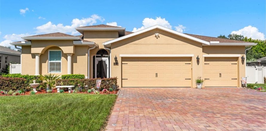House in Howey-in-the-Hills, Florida 3 bedrooms, 219.16 sq.m. № 2200306