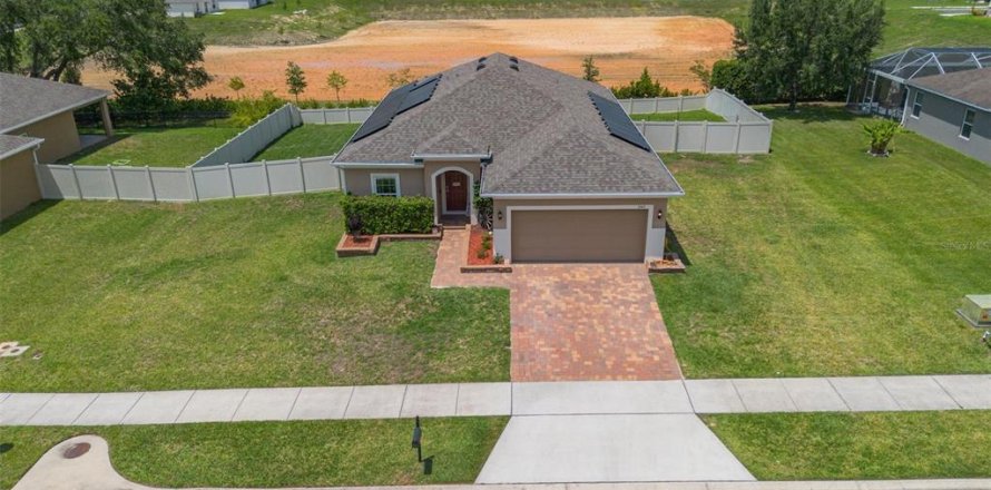 House in Leesburg, Florida 4 bedrooms, 162.49 sq.m. № 1717799