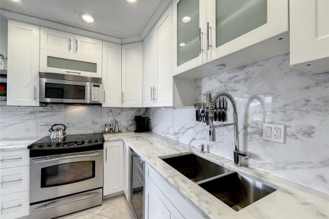 Condo in Fort Lauderdale, Florida, 2 bedrooms  № 2300395 - photo 10