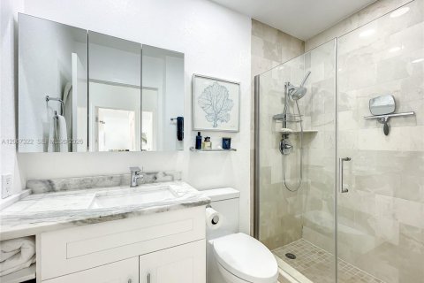 Condo in Fort Lauderdale, Florida, 2 bedrooms  № 2300395 - photo 17