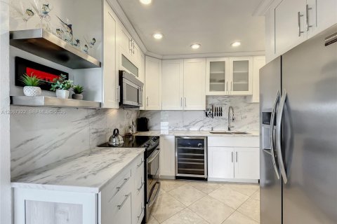 Condo in Fort Lauderdale, Florida, 2 bedrooms  № 2300395 - photo 11