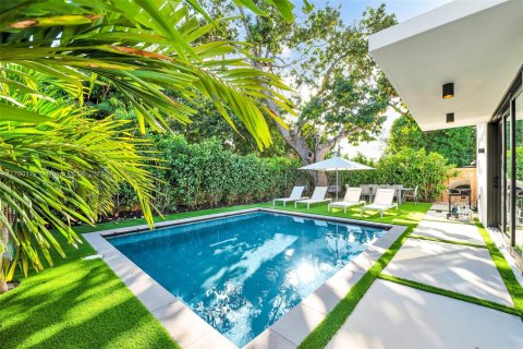 House in Miami, Florida 5 bedrooms, 193.61 sq.m. № 1864497 - photo 3