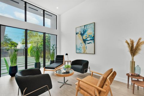 House in Miami, Florida 5 bedrooms, 193.61 sq.m. № 1864497 - photo 23