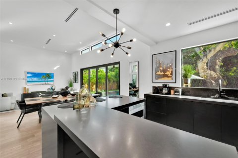 House in Miami, Florida 5 bedrooms, 193.61 sq.m. № 1864497 - photo 20