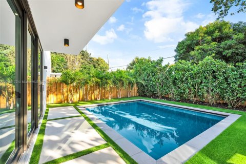 House in Miami, Florida 5 bedrooms, 193.61 sq.m. № 1864497 - photo 6